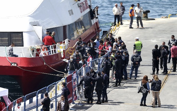  Refugiados llegan al puerto de Dikili en Izmir, Turquía, provenientes de la isla de Lesbos. (EFE).