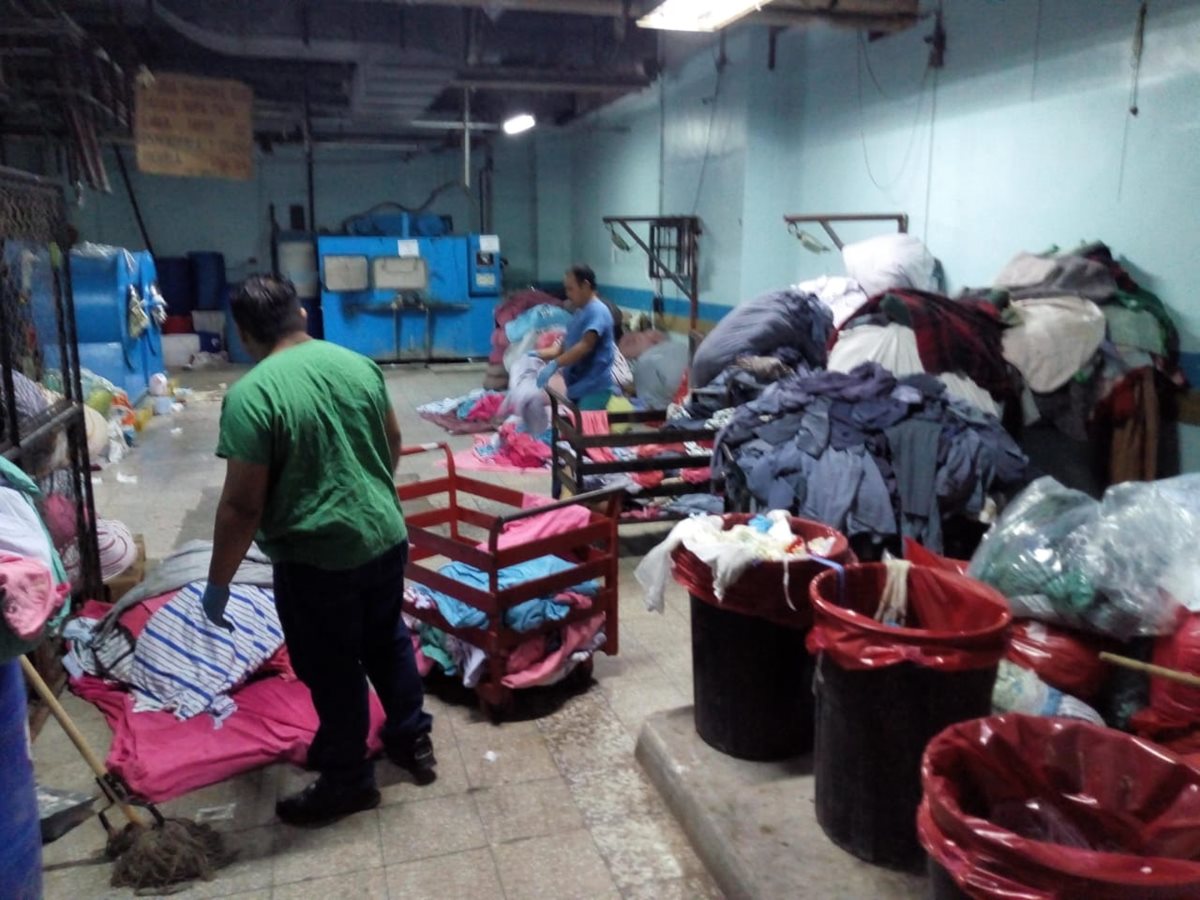 En el área de lavandería del Hospital General San Juan de Dios se acumulan grandes cantidades de ropa, lo que podría causar contaminación. (Foto Prensa Libre: Óscar Rivas)
