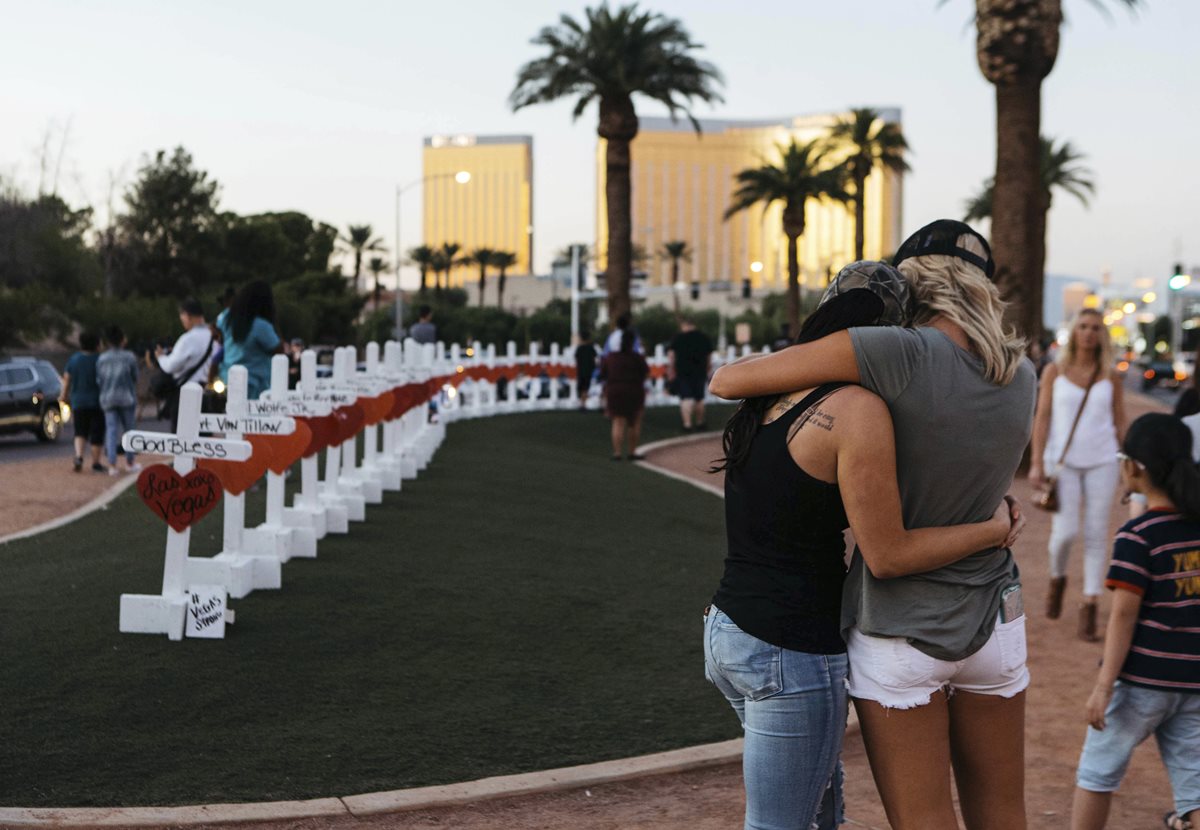En memoria de las víctimas mortales del ataque a un concierto en Las Vegas, se efectuaron actividades enfrente cerca del hotel donde se hospedó el atacante. (Foto, Prensa Libre: AP)