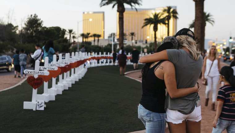 En memoria de las víctimas mortales del ataque a un concierto en Las Vegas, se efectuaron actividades enfrente cerca del hotel donde se hospedó el atacante. (Foto, Prensa Libre: Las Vegas Sun vía AP)