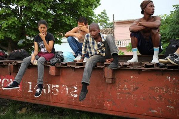 La masiva afluencia de niños centroamericanos que viajan solos de manera ilegal puso en alerta las autoridades migratorias. (Foto Prensa Libre: tomada del sitio chiapasparalelo.com)<br _mce_bogus="1"/>