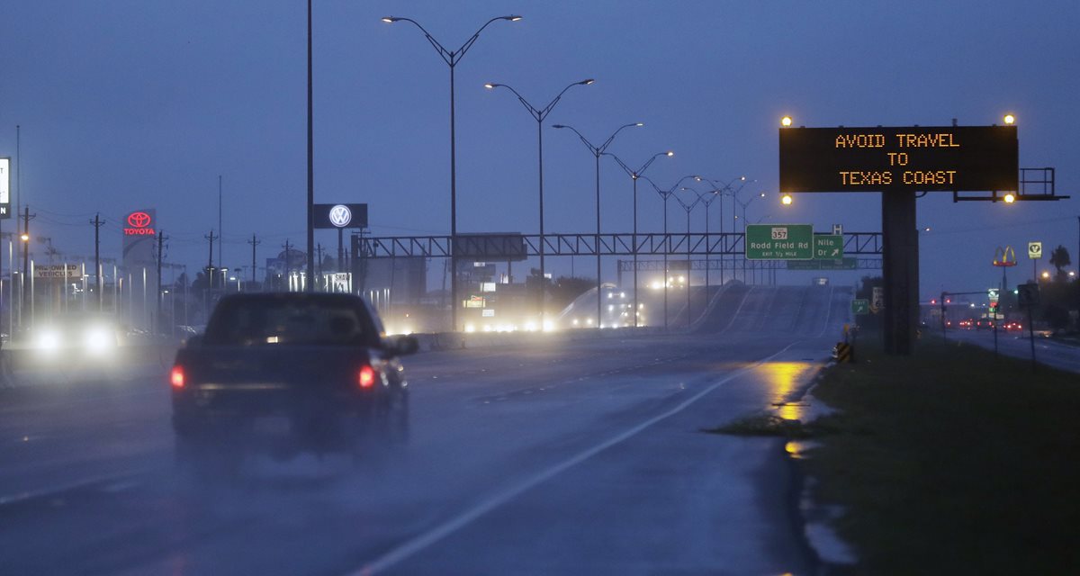 Autoridades tratan de agilizar las evacuaciones ante inminente llegada de huracán a Texas. (Foto Prensa Libre: AP)