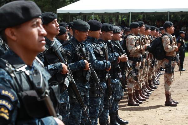 agentes de  la PNC usan fusiles.
