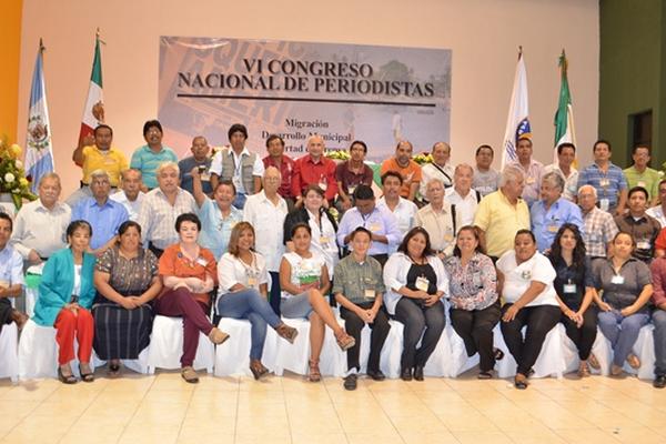 Grupo de periodistas del país que asistieron al IV congreso nacional de comunicaciones sociales en Tecún Umán, San Marcos. (Foto Prensa Libre: Martín Tax)<br _mce_bogus="1"/>