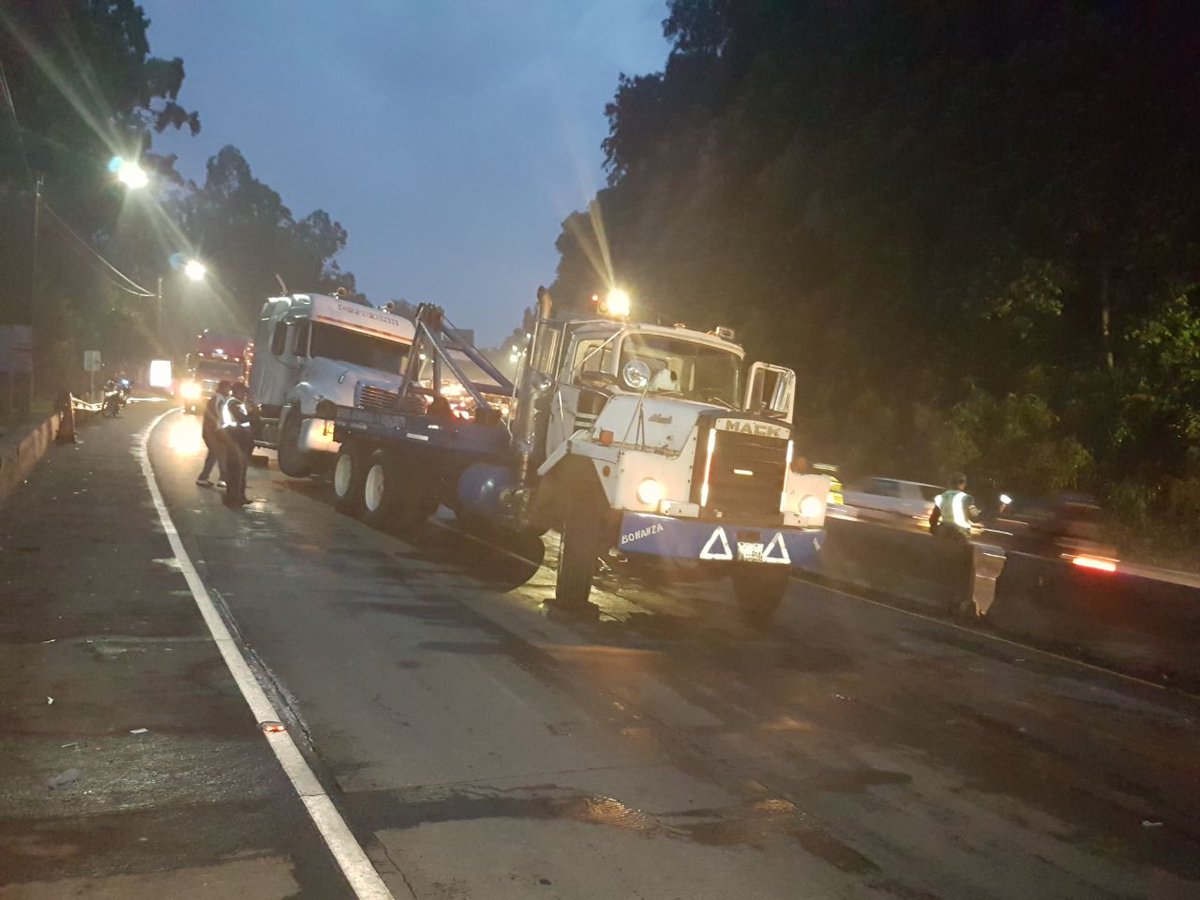 Grúas movilizan los vehículos accidentados en la bajada de Villalobos. (Foto Prensa Libre: PMT de Villa Nueva)