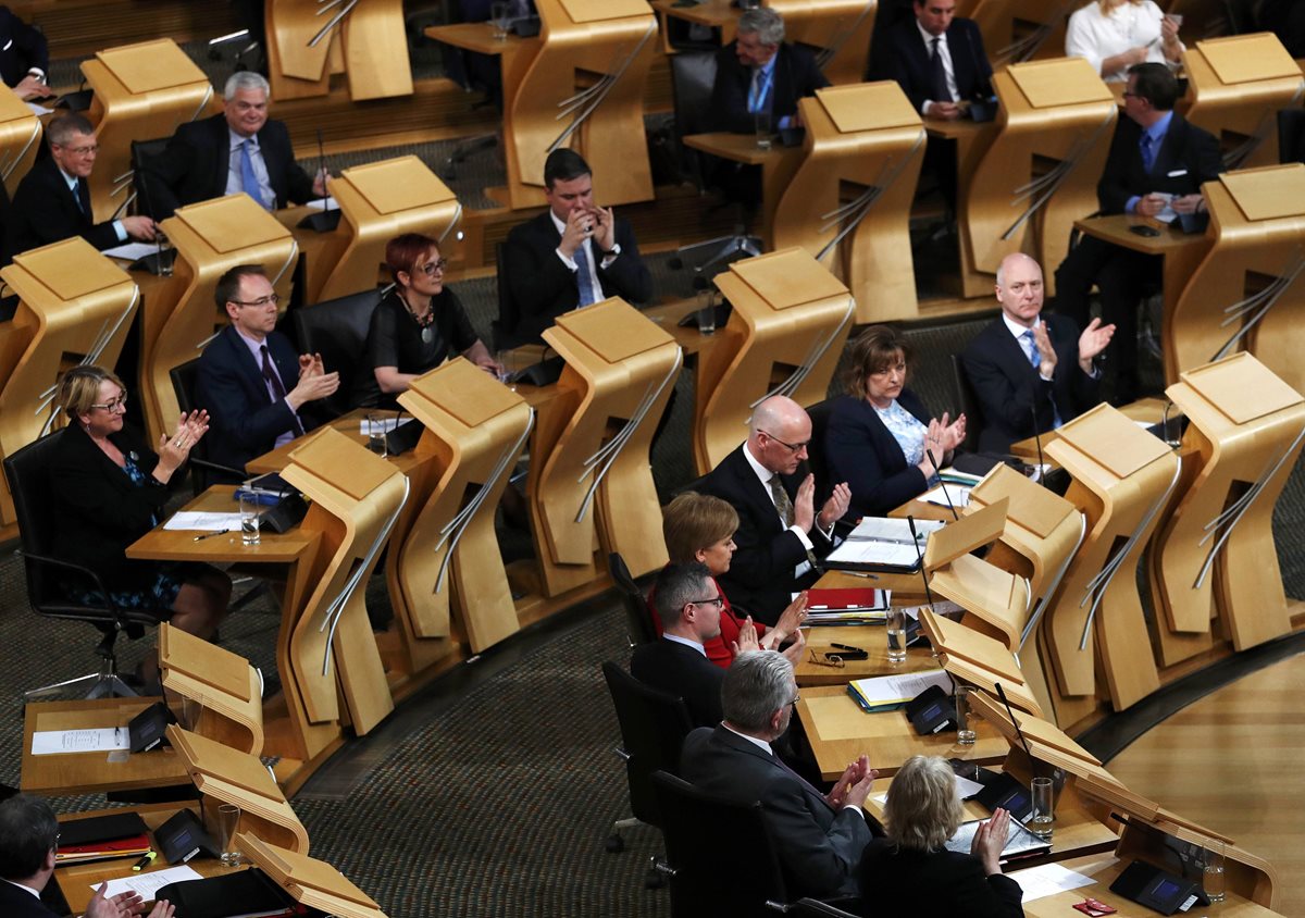 Diputados aplauden tras la votación que avaló el primer paso de secesión de Escocia. (Foto Prensa Libre: AFP)