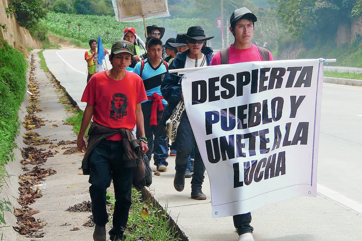 Grupo de caminantes a su paso por Tecpán Guatemala, Chimaltenango. (Foto Prensa Libre: José Rosales)