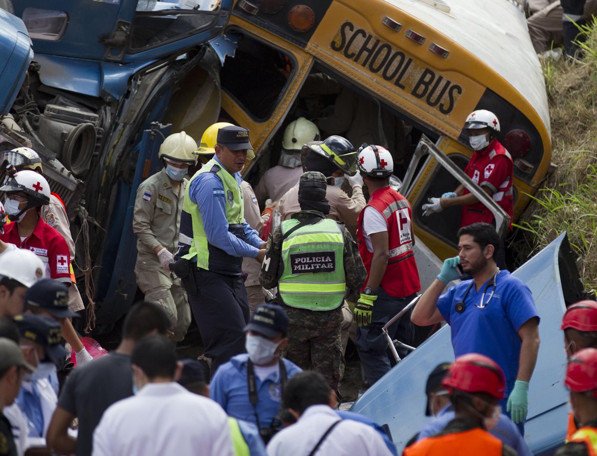 Socorristas rescatan a víctimas de busazo en Honduras. (Foto Prensa Libre: EFE)