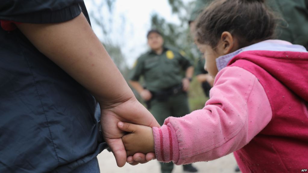 Entidades promigrantes han denunciado que autoridades migratorias engañan a padres para que desistan de su derecho de reunificación. (Foto: Hemeroteca PL)