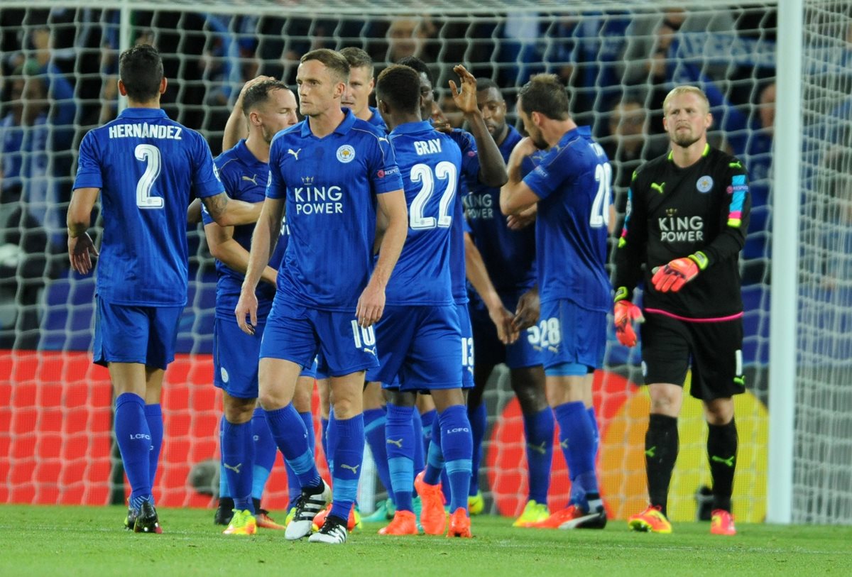 Los jugadores del Leicester festejan su segundo triunfo en la Champions. (Foto Prensa Libre: AP)