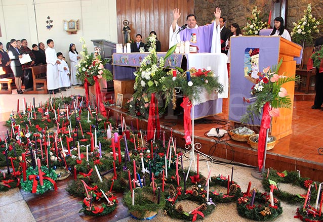 En diferentes iglesias se bendicen las coronas el primer domingo de adviento. (Foto Prensa Libre: Hemeroteca PL)