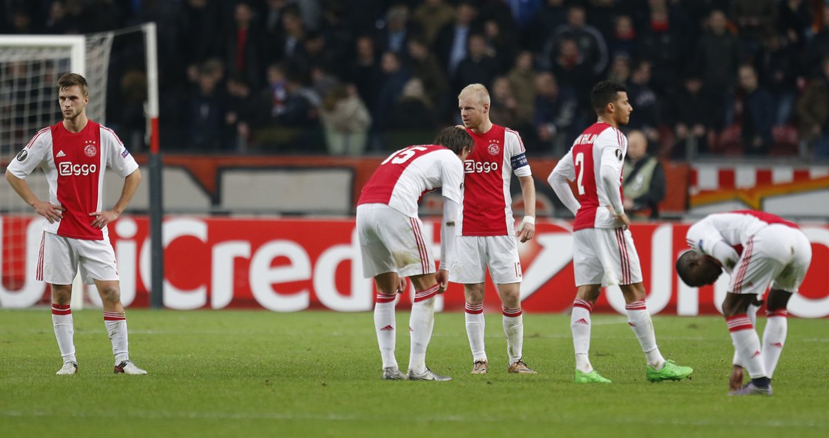 Jugadores del Ajax se lamentan luego que fueron eliminados de la Liga Europa, este jueves. (Foto Prensa Libre: AP).