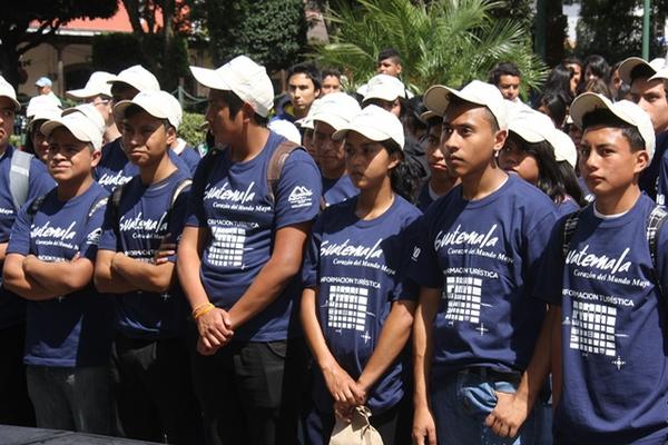 Estudiantes atendieron a turistas