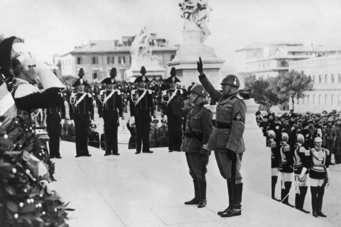 El rey (izquierda) y Benito Mussolini en la celebración del Día de la Victoria en Roma en 1938. AFP