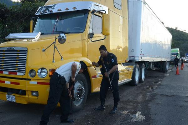 PNC inspecciona los furgones robados. (Foto Prensa Libre: Oswaldo Cardona)<br _mce_bogus="1"/>