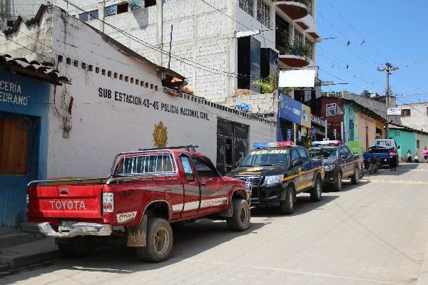 dos autopatrullas permanecían estacionados  ayer, frente a la subestación de la PNC