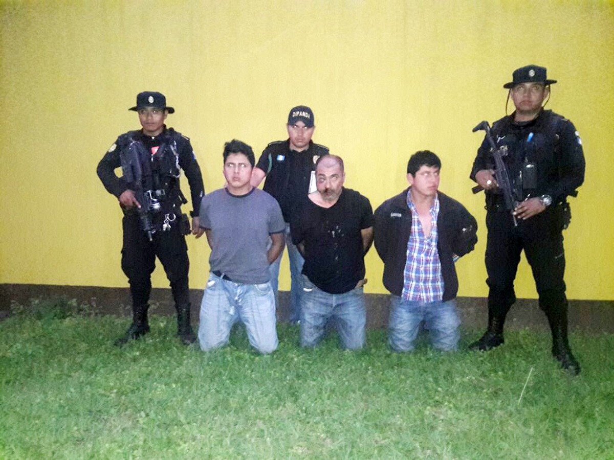 Presuntos extorsionistas fueron capturados por elementos de la Policía Nacional Civil en Cobán. (Foto Prensa Libre: Eduardo Sam)