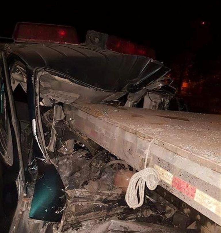 Ambulancia quedó destruida a causa del impacto con la plataforma, en Escuintla. (Foto Prensa Libre: Enrique Paredes).