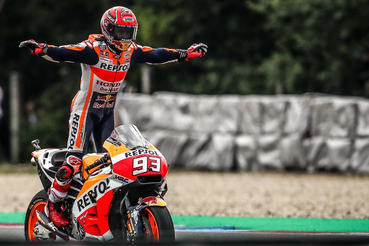 Marc Márquez le dedicó su triunfo al recién fallecido expiloto español Ángel Nieto. (Foto Prensa Libre: EFE)