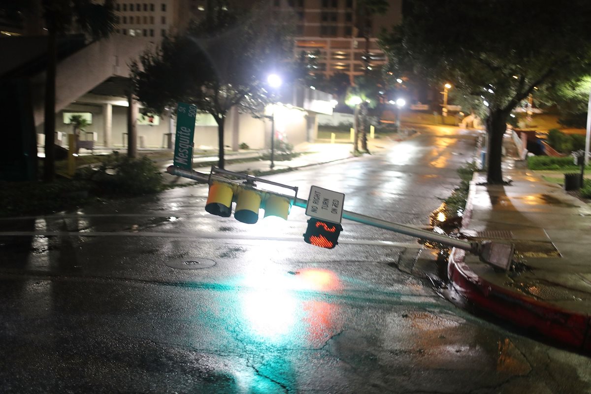 Varios semáforos fueron derribados por los fuertes vientos provocados por del huracán Harvey en Corpus Christi, Texas, EE.UU.(AFP).