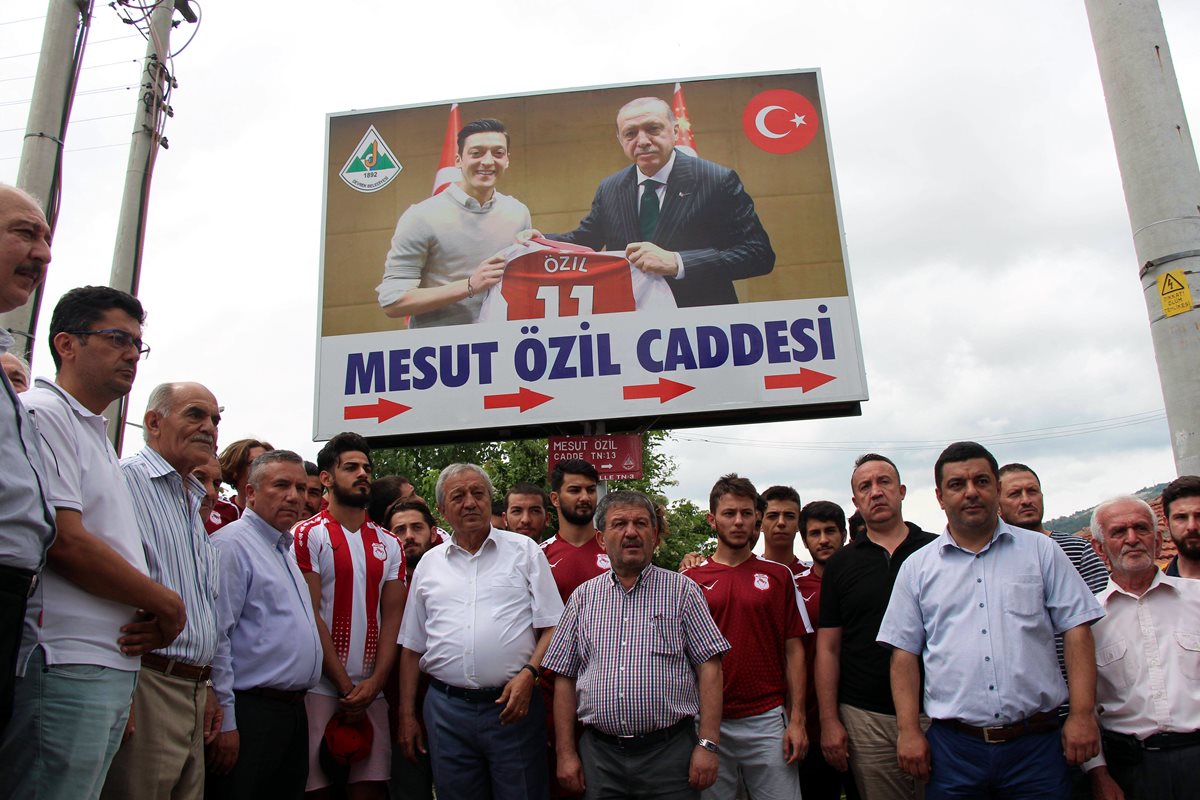 En Turquía se ha popularizado la foto de Mesut Özil con el presidente turco. (Foto Prensa Libre: AFP)