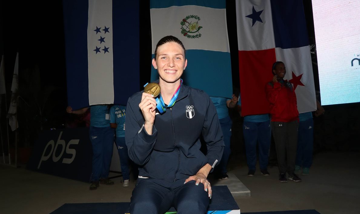 La guatemalteca Gisela Morales posa con la medalla de oro que obtuvo en los 50 metros dorso en los XI Juegos Centroamericanos de Managua. (Foto Prensa Libre: Carlos Vicente)