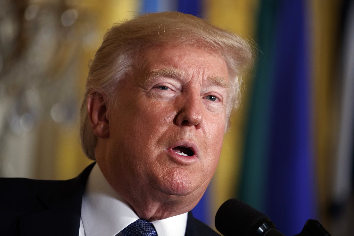 Donald Trump, presidente de Estados Unidos, presentó este domingo un plan de reformas migratorias que incluye la construcción de un muro entre su país y México. (Foto Prensa Libre: AP).