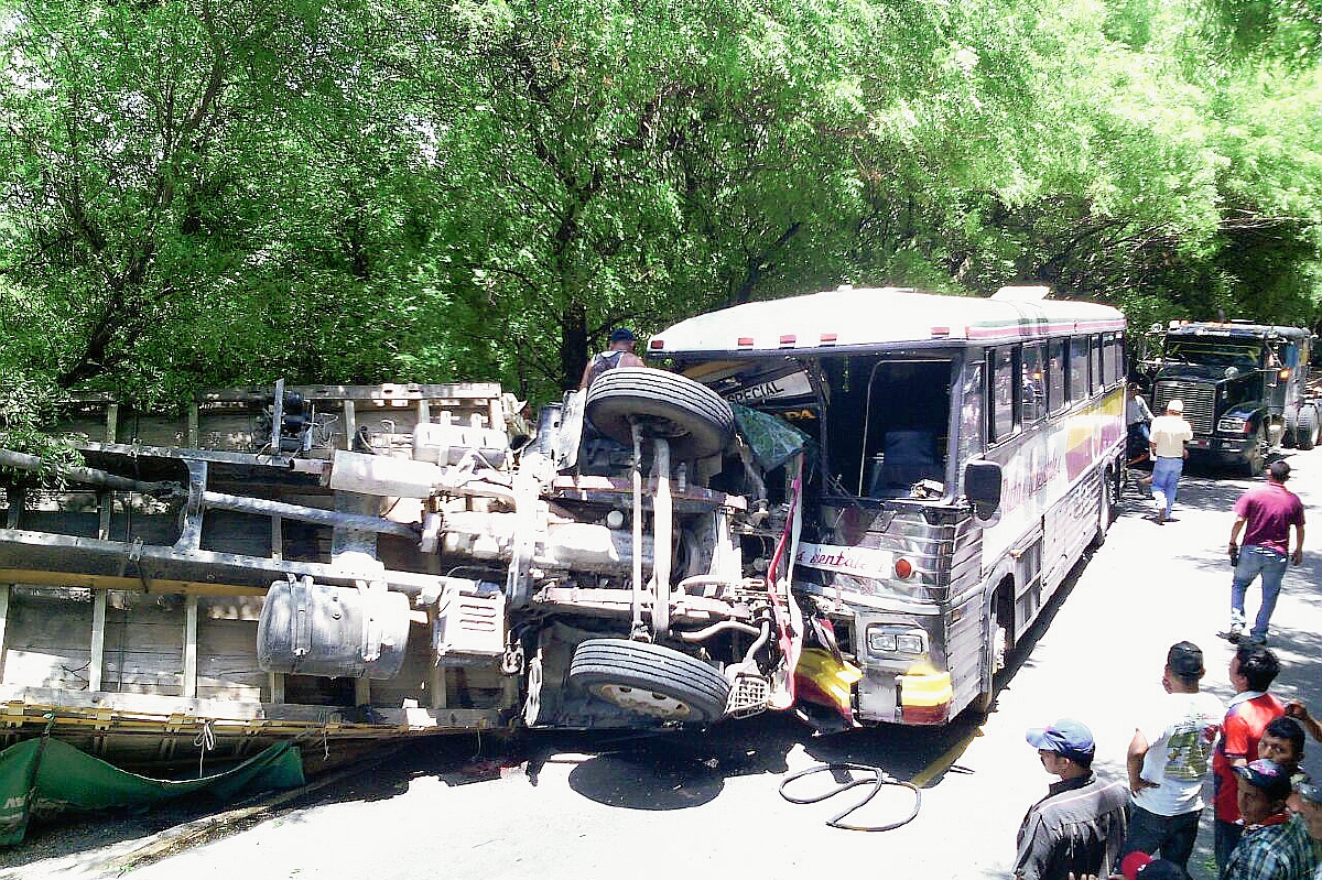 El camión volcó al chocar contra un autobús en el km 142 de la ruta al Atlántico, Estanzuela, Zacapa. (Foto Prensa Libre: Víctor Gómez)