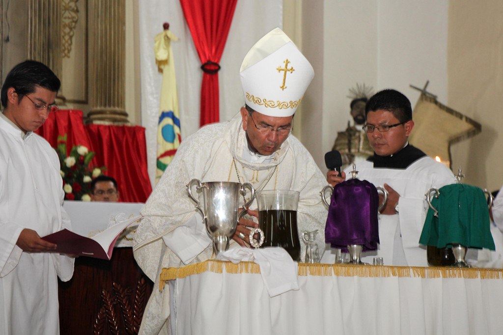 El obispo Rodolfo Valenzuela Núñez oficia misa crismal en Cobán. (Foto Prensa Libre: Eduardo Sam).