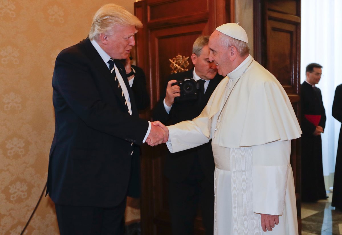 Donald Trump se reunió con el papa Francisco en una audiencia privada en el Vaticano. (Foto Prensa Libre: AP)