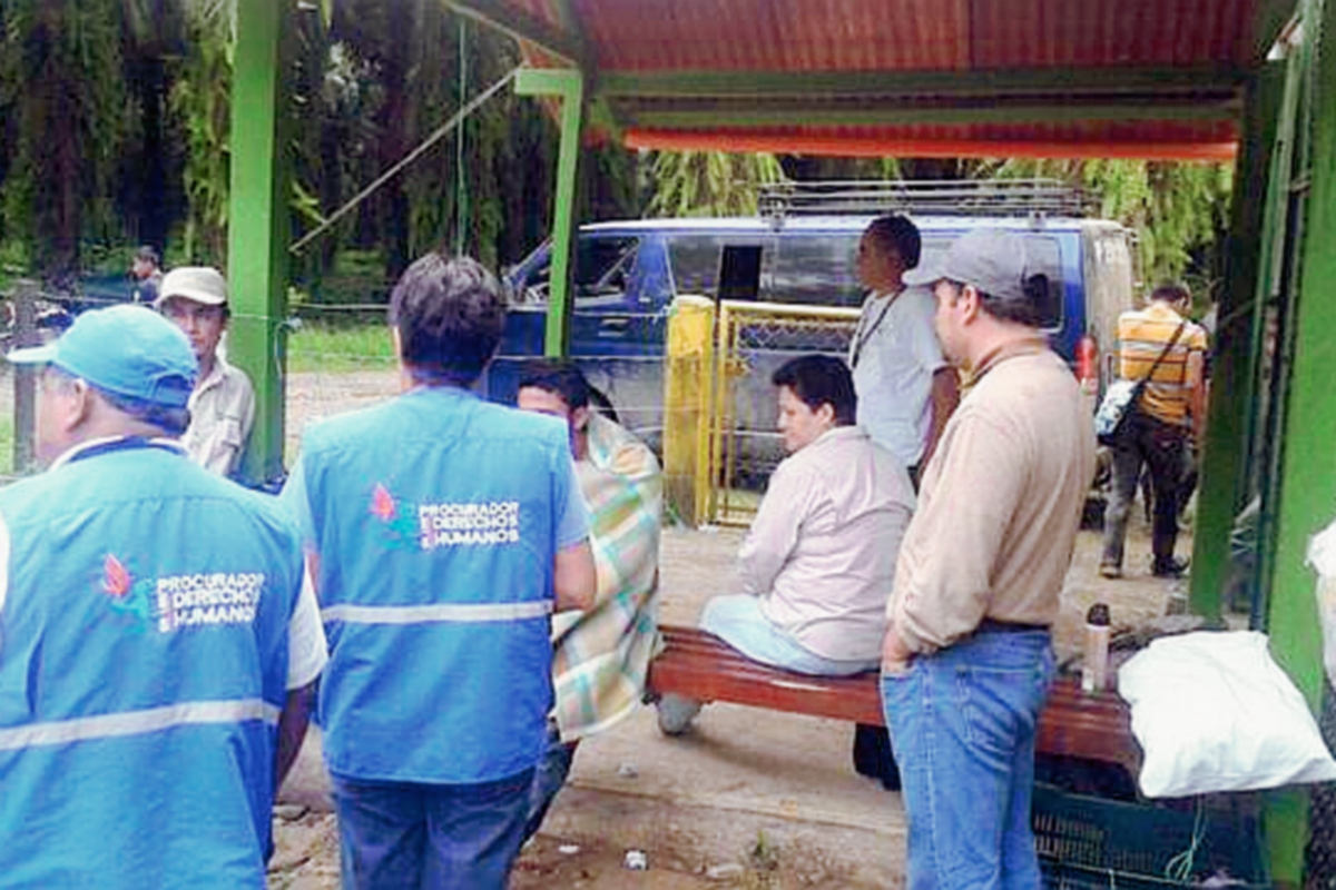 Los trabajadores retenidos en El Estor, Izabal, son entregados a personal de la PDH. (Foto Prensa Libre: PDH)