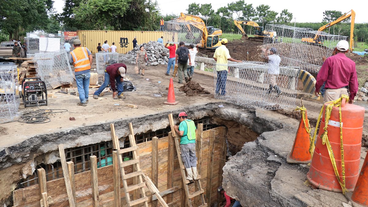 El agujero del puente Cameyá,  Suchitepéquez, ha originado una grave crisis para el transporte y vecinos. (Foto: Cristian Soto)