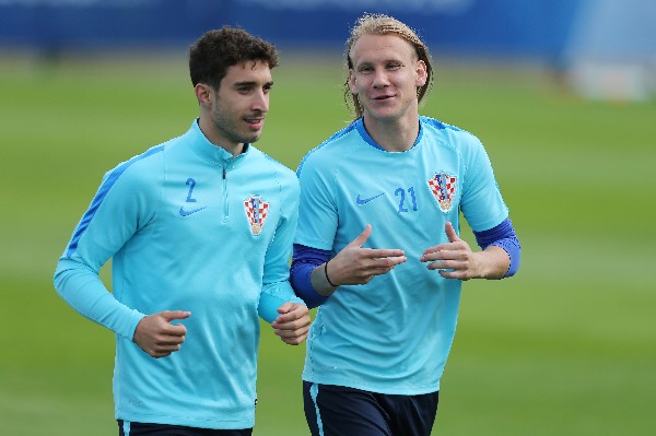 Sime Vrsaljko, izquierda, es uno de los jugadores más deseados en Europa. El Atlético dio el primer paso. (Foto Prensa Libre: AFP)