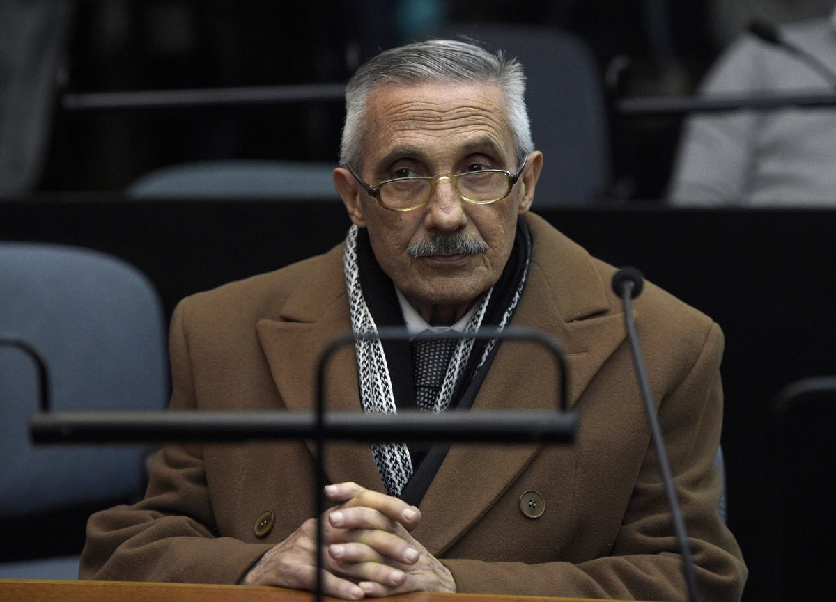 El exagente de Inteligencia Argentina, Miguel Ángel Furci, escucha la sentencia por el Plan Cóndor. (Foto Prensa Libre: EFE).