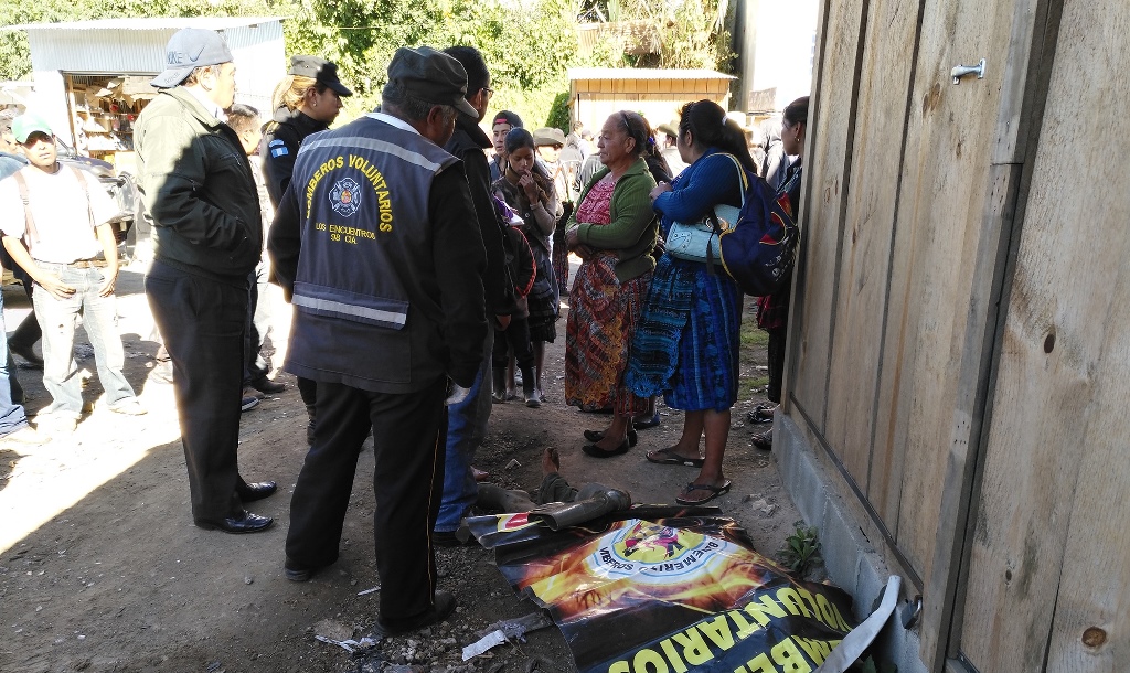 Lugar donde fue localizado el cadáver de Pedro Morales Morales, en Sololá. (Foto Prensa Libre: Ángel Julajuj).
