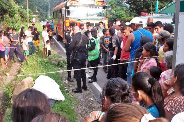 El piloto de un bus de los transportes Shecanita murió baleado, tras negarse a entregar el dinero en un asalto. (Foto Prensa Libre: Alexander Coyoy)<br _mce_bogus="1"/>