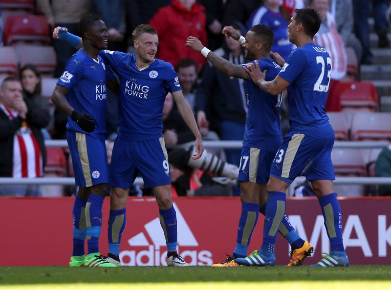 Vardy celebra con sus compañeros uno de los goles que significaron el triunfo del Leicester. (Foto Prensa Libre: EFE)