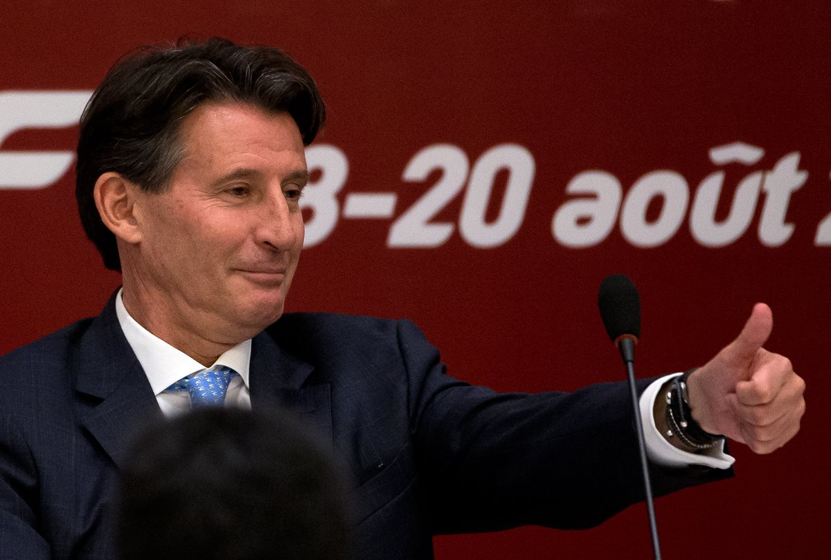 Sebastian Coe saluda a la prensa tras ganar la presidencia de la IAAF. (Foto Prensa Libre: AP)