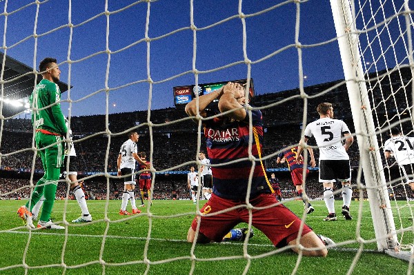Barcelona cayó en casa contra el Valencia y dejó abierta la Liga. (Foto Prensa Libre: AFP)