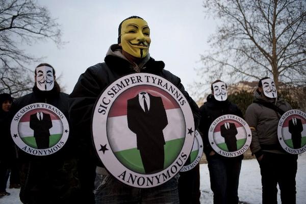 Un grupo de manifestantes visten con el logo de la organización de Hackers Anonymous. (Foto Prensa Libre: AP)