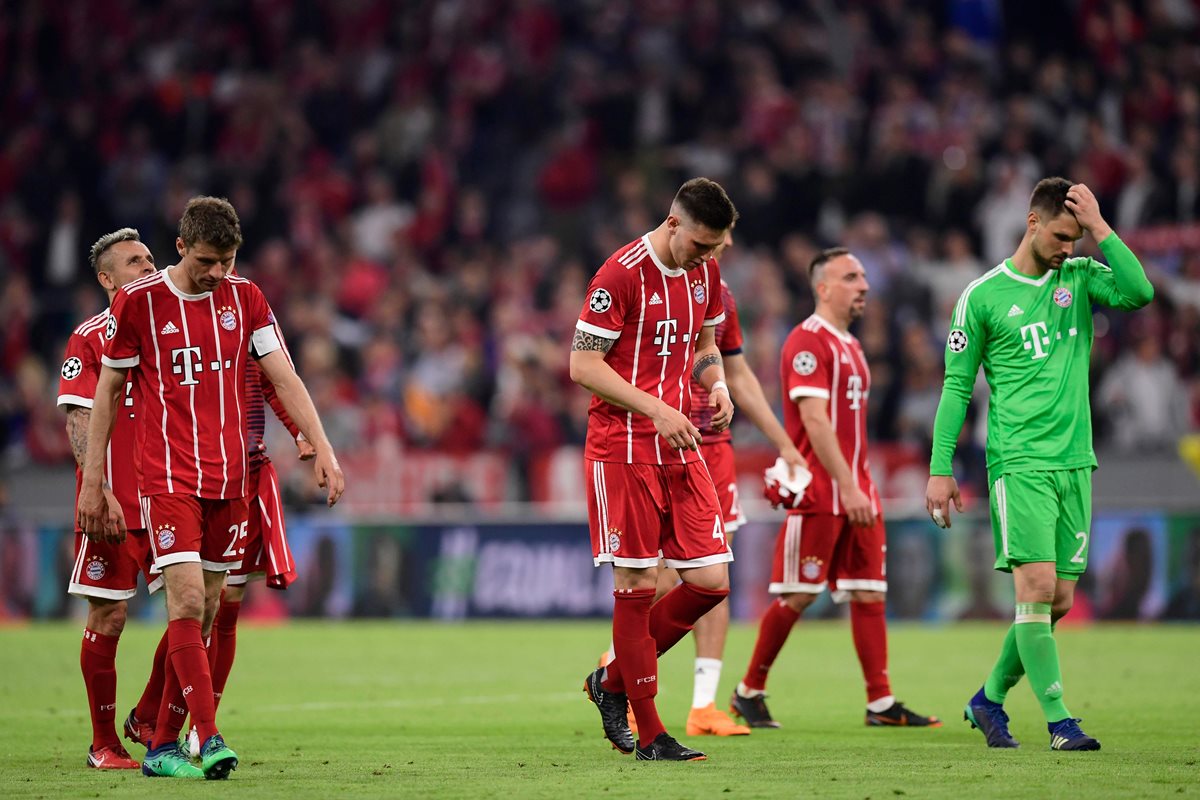 Jugadores del Bayern Múnich abandonan el terreno de juego afectados por el resultado negativo frente al Real Madrid. (Foto Prensa Libre: AFP)