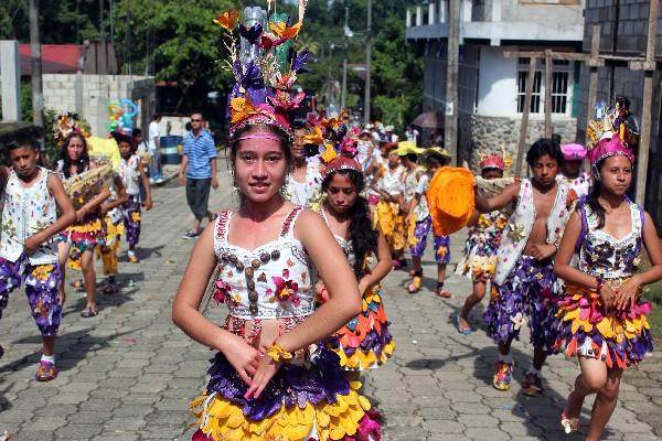 Estudiantes participan durante  desfile en San Miguel Panán, Suchitepéquez.
