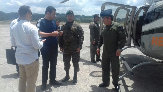 Presidente Jimmy Morales, acompañado de otras autoridades, sobrevoló este sábado las áreas afectadas por los incendios forestales en Petén. (Foto Prensa Libre: AGN)