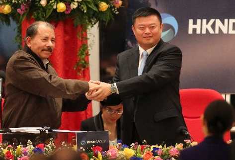 El presidente de Nicaragua, Daniel Ortega, se da la mano con Wang Jing, presidente de la empresa china HK Nicaragua, encargado del proyecto el 14 de junio del año pasado. (Foto Prensa Libre: AFP)
