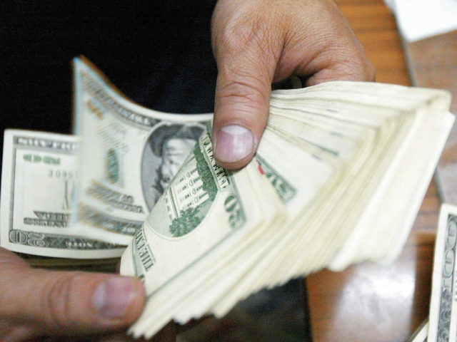 Banguat dice que las divisas por remesas crecerán entre 10 y 14% en 2016. (Foto Prensa Libre: Hemeroteca PL)