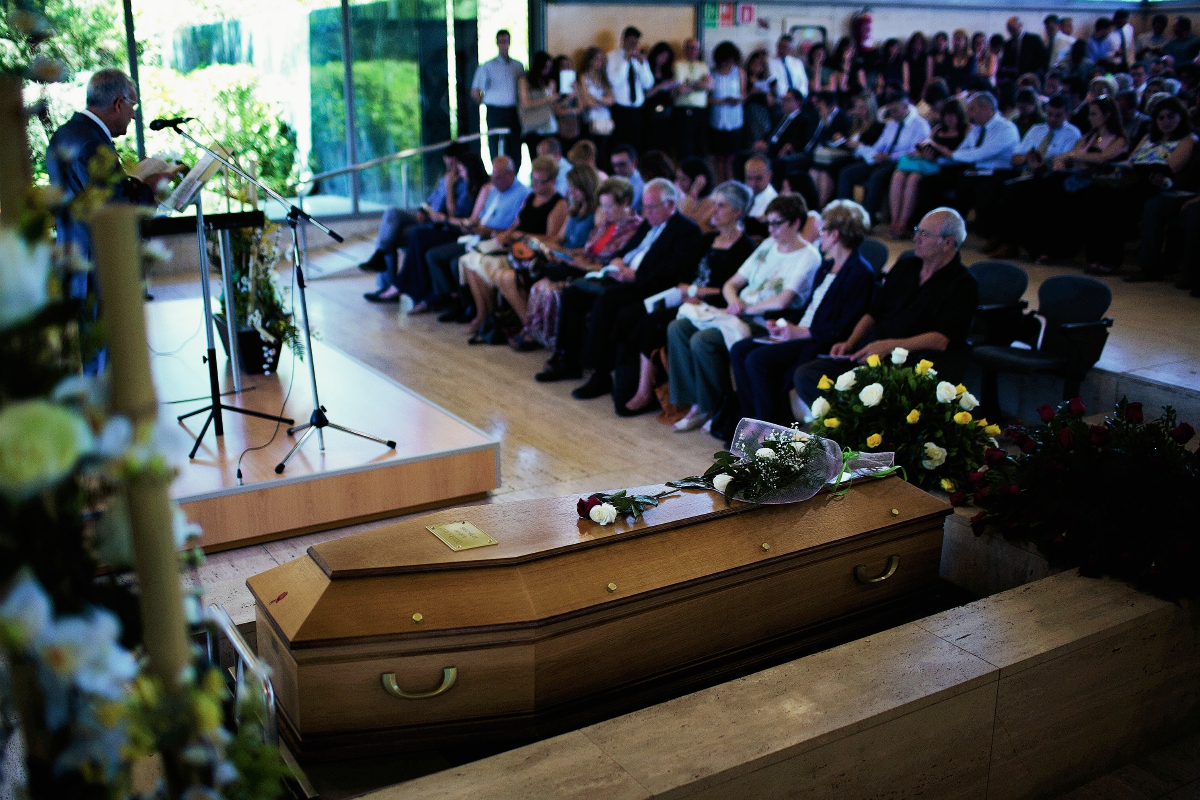 Familiares de las víctimas participan en el funeral religioso, en Montcada, cerca de Barcelona. (foto Prensa Libre:AP)