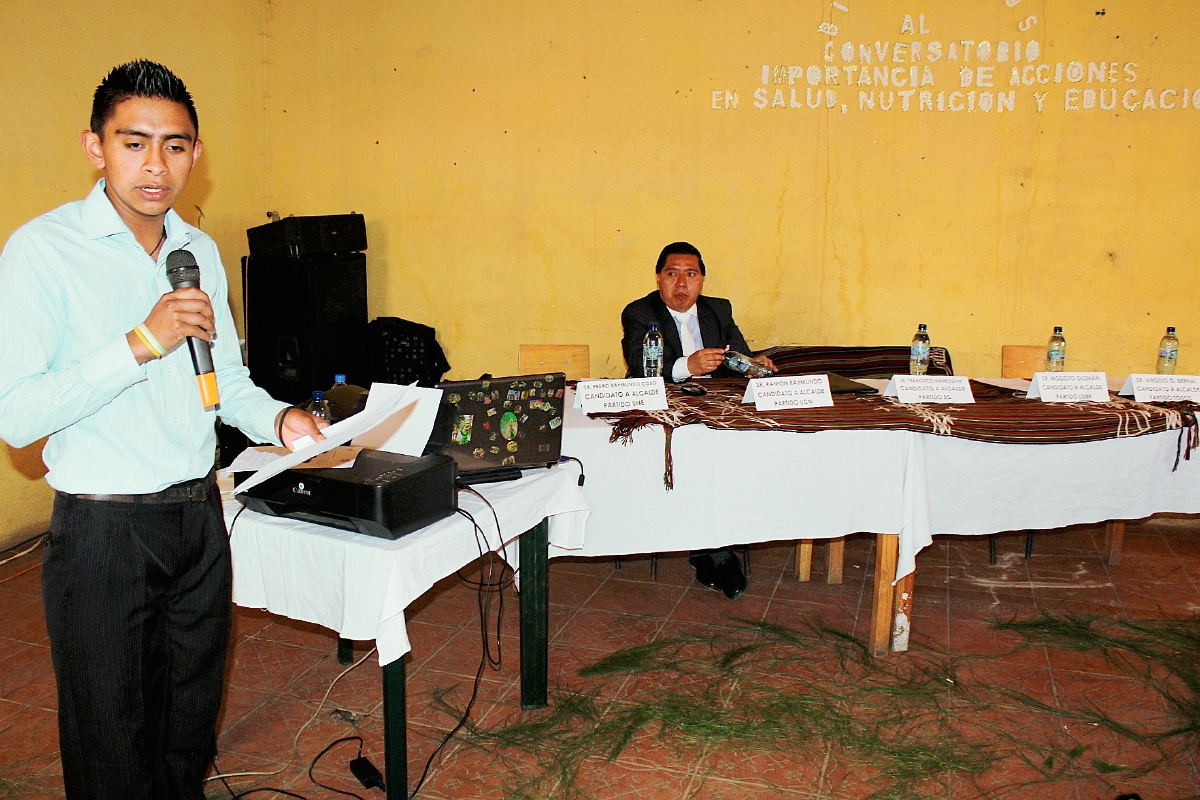 Al foro solo asistió una persona en representación de uno de los seis candidatos a la alcaldía que fueron invitados en Nebaj, Quiché. (Foto Prensa Libre: Óscar Figueroa)