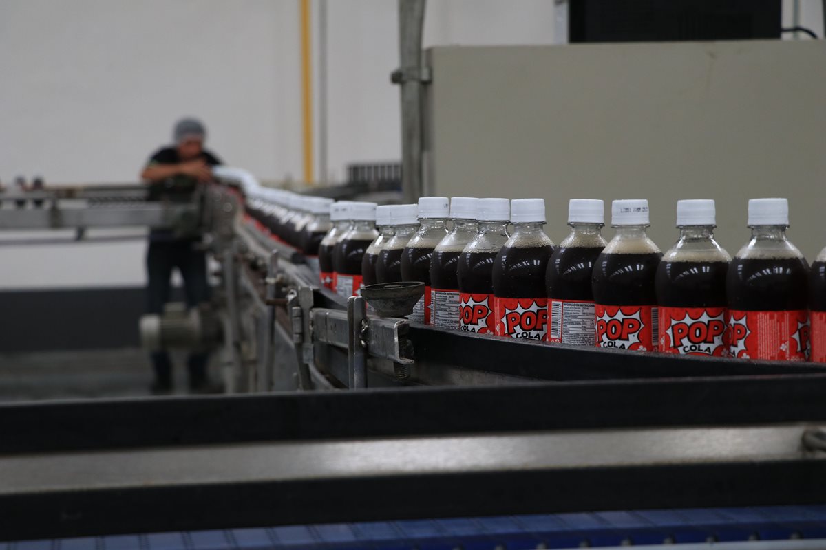 La planta tiene capacidad para ofrecer 100 millones de litros anuales al mercado. (Foto Prensa Libre: Enrique Paredes)