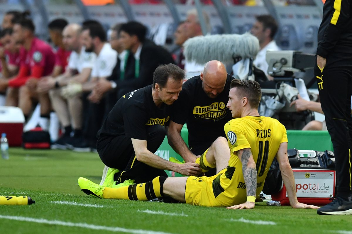 Reus tuvo que recibir asistencia médica durante la final de la copa alemana, la lesión lo dejará varios meses fuera. (Foto Prensa Libre: AFP)