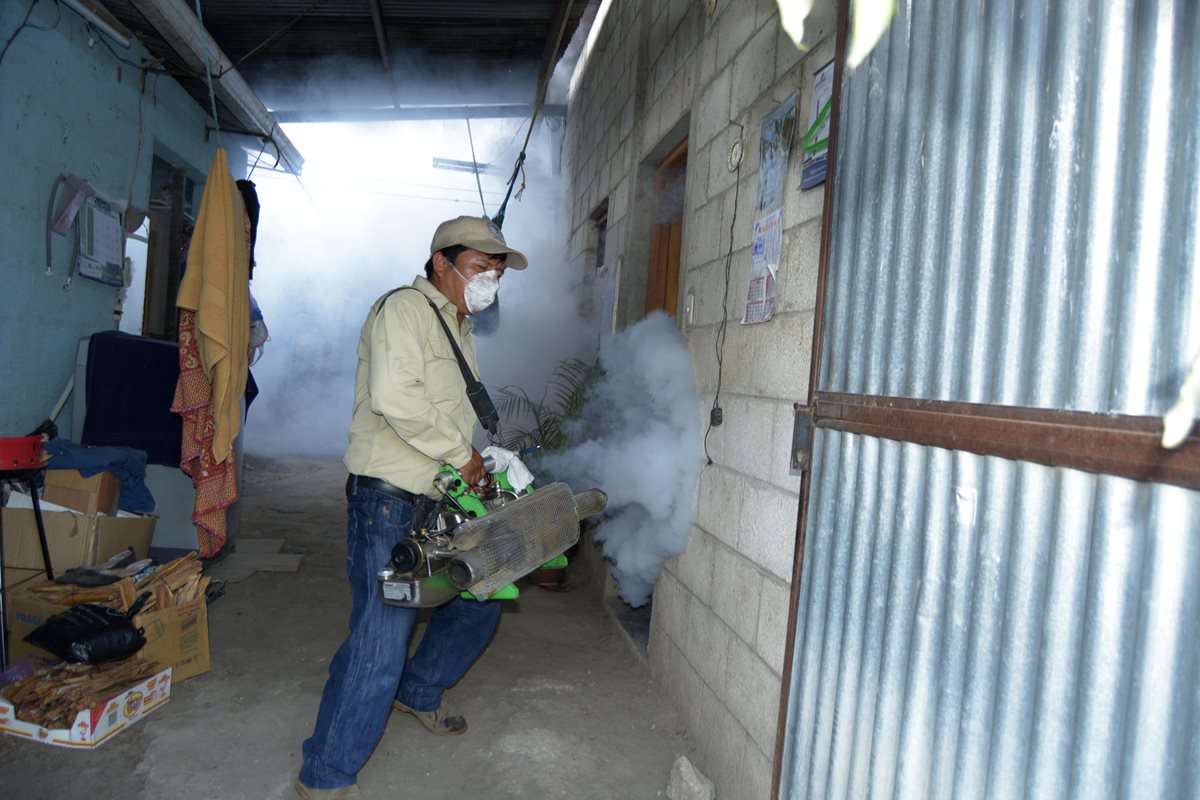 Una vivienda en Rabinal, Baja Verapaz, es fumigada para prevenir chikungunya. (Foto Prensa Libre: Carlos Grave)